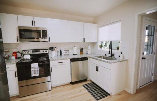 The White House, A Unique ABQ Stay in Central Location near Uptown - Foto 19