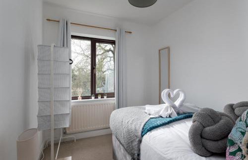 Large 5BR Home - Ideal for Contractors - Parking Available - Photo 28