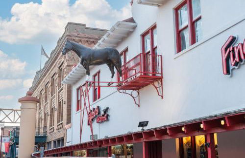 Stockyards- 4min Pet Friendly 3BR Luxe Gem - Foto 134