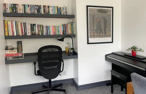 Green Haven Villa - 4BR Spacious House with Hot tub, Ample Parking, Air Condition, WIFI, Netflix, Patio & Garden - Foto 25