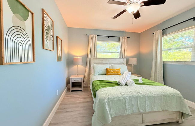 Spacious Modern King bed Game Room More - Photo 12