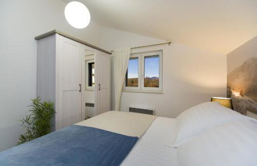 Villa Vision with Heated Pool & Jacuzzi in Sestanovac - Foto 17