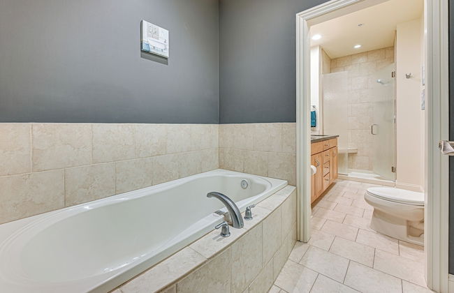 Heart of Dtwn Omaha: Historical Apt w/ Perks - Foto 13