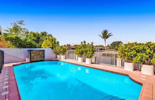 Luxe 4BR Waterfront w Htd Pool 5min to Beach - Foto 105