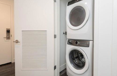 Stylish 3BR High-Rise with Pool, Hot Tub & Rooftop Views - Foto 10