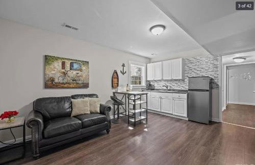 Stylish 4BR Getaway with Game Room, Grills & Cozy Outdoor Fire-Pit - Foto 21