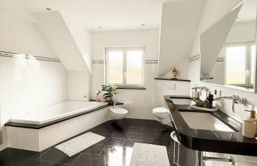 Luxuriöse Ferienvilla mit Garten, Gaming Zone & Netflix - Foto 15