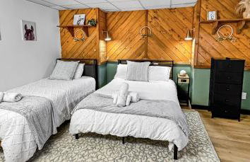 Luxe Farmhouse Chalet Sleeps 12 in Lake Harmony! Lakeview, Hot Tub, Fire pit, Games - Foto 63