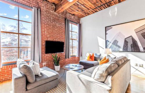 Celebrate the Season in a Trendy STL Loft 4D - Foto 1