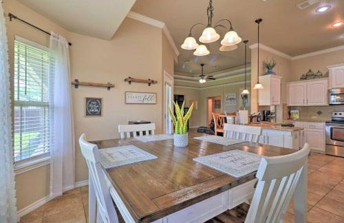 Unwind Fireside! Harker Family Retreat with Yard - Foto 11