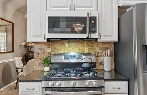 Modern 4BR Home w WiFi by Dell Diamond - Photo 7