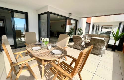 Luxury 3 Bedroom Apartment 300m from the Beach - Photo 16