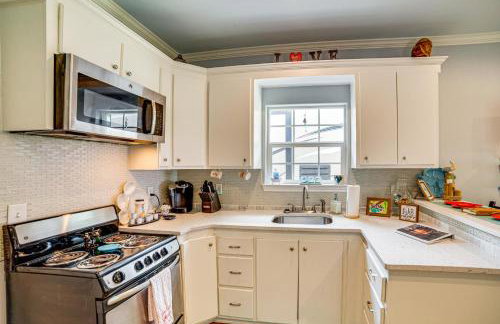 Pet-Friendly Lakefront Getaway with Hot Tub! - Foto 7