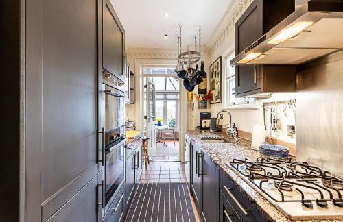 Elegant Highgate Garden Retreat - Photo 4