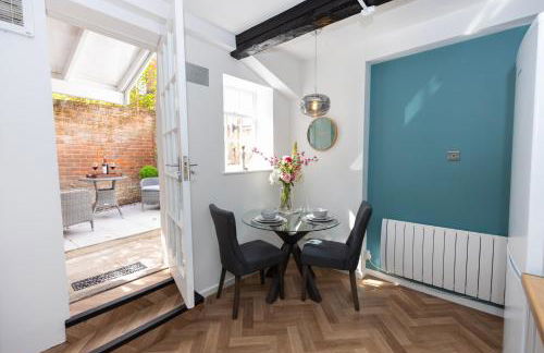 Central Medieval Grid Unique home with Gated parking - Foto 11