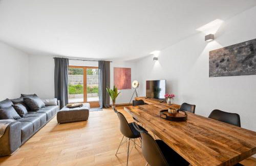Moderne Ferienwohnung mit Bergblick und großer Terrasse nahe Simssee, Chiemsee und Autobahn A8 Salzburg - München - Foto 1
