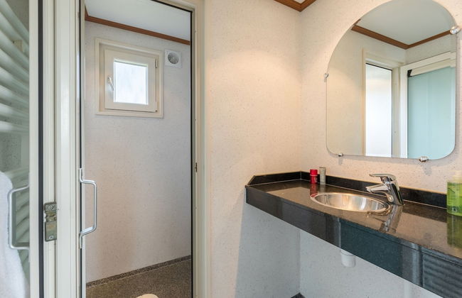 Well Furnished Mobile Home with Microwave near Water - Photo 10