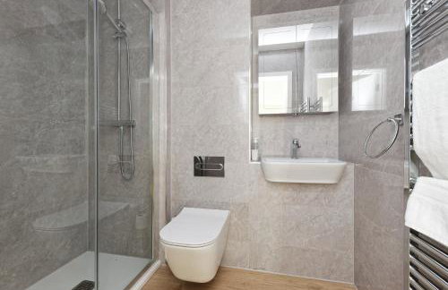 Gorgeous 2 Bed Apartment with Stunning Sea Views with Free Parking and Fast Internet - Foto 12