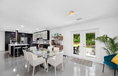 UF SUNSHINE HOUSE - Patio & BBQ - Chef Kitchen - EV Car Station - Upscale Neighborhood! - Foto 12