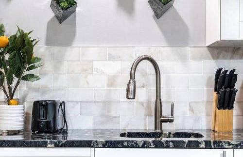 Contemporary 2BR2BA w-King - Den - Private Entry-Yard - Foto 18