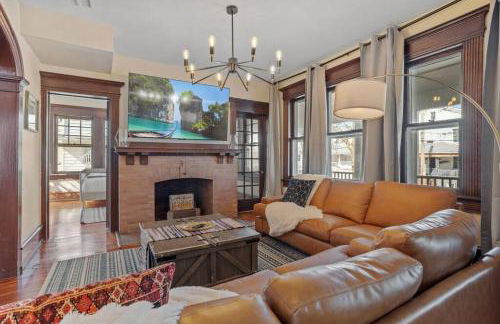 AC 9 BR 4BA Victorian Manor - 1 Block to Beach - Foto 4