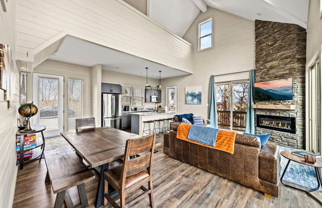 NEW Lake View Indoor Pool Sleeps 14 Hot Tub - Foto 14