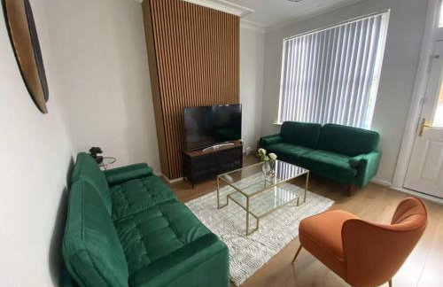 3-Bed House Near M1 & Meadowhall with Free Parking - Foto 15