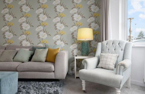 3BDR House By Vista Stays Short Lets & Serviced Accommodation Glasgow Scotland With Driveway Parking and PS4 - Foto 16