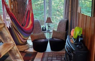 Magical Tree House Rental Nestled in the Woods on Farm Retreat near St. Louis, Missouri - Foto 48