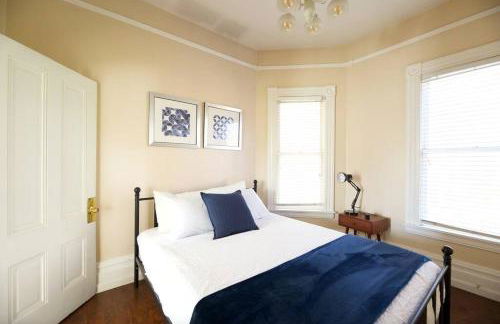 A+ 2 BR Victorian Home away from Home - Foto 24