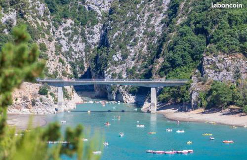 CAMPING 3* ! PROGHE DES GORGES DU VERDON ET LAC DE STE CROIX 04500 ! TOUT EQUIPE ! CHAMPS DE LAVANDES ! CALME ! NBRES ACTIVITES ! RANDONNEES ! NAUTISME ! - Foto 4