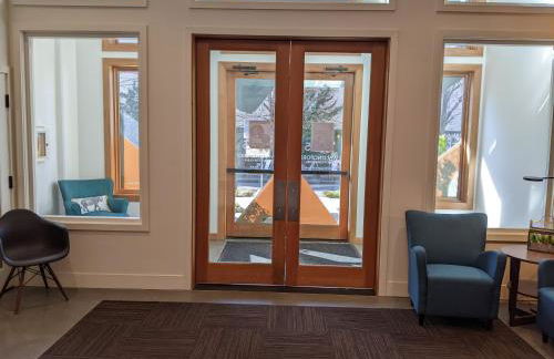 A premier smart condo with parking - Foto 27