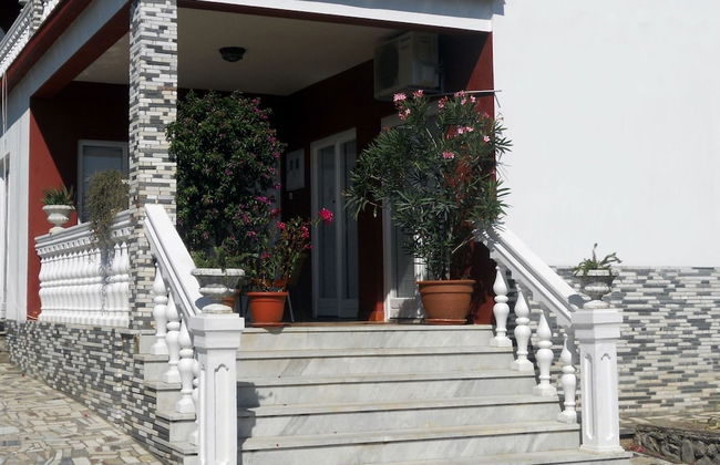 Spacious Apartment With Terrace & Outdoor Kitchen Surrounded by a Garden - Foto 2