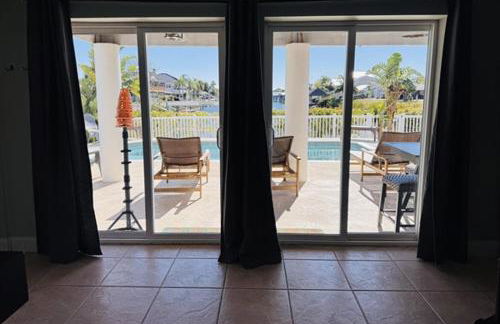 5 Bed3bath waterfront pool home with full gym, office, and heated pool! - Foto 1