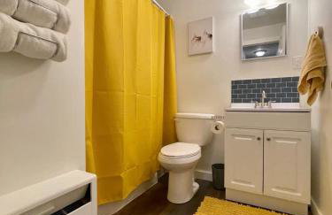 Downtown Yellow Room at Villages on Aurora - Foto 11