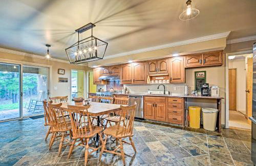 Family Winter Retreat with Hot Tub 14 Mi to Slopes! - Foto 11