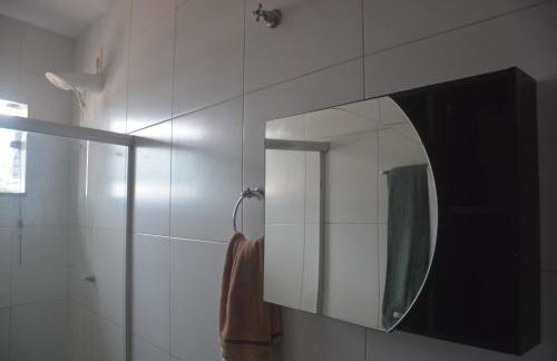 Dois quartos Cozinha completa Wi Fi Self check in com senha Central e perto de tudo a 4,4Km da Rodoviária e 15,4 km do Aeroporto Apartamento 301 - Foto 18