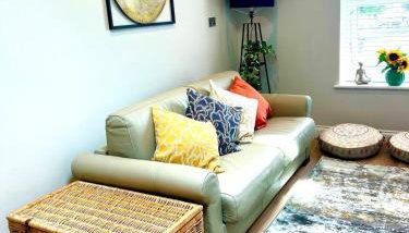 Coastal Breeze, Stylish 1 bedroom, Sleeps 4, Internet and Parking, 10 min to beach - Photo 3