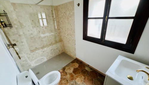 Above the Iconic Portal Vell - Foto 3, Shower