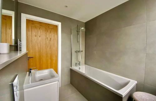 Queen Annes court luxury apartment on high street - Photo 9