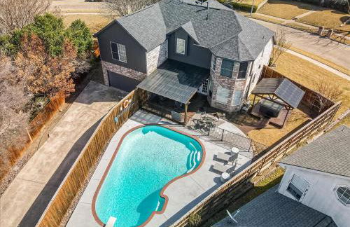 Glamorous Mansion w Private Pool and Cinema Room - Photo 56