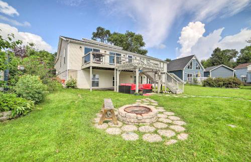 Waterfront Michigan Center Home w/ Boat Dock! - Foto 1
