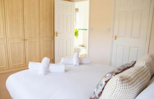 4x Bed Elegant Home with Parking - Photo 19