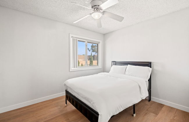 Spacious Family Retreat w Garden Modern Comfort - Photo 40