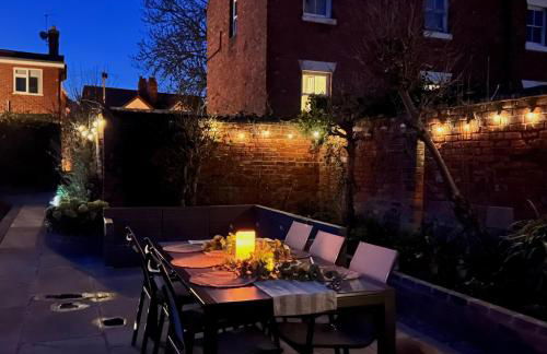 Quaint Georgian house with Parking & Huge Garden 10 mins walk from town - Photo 40