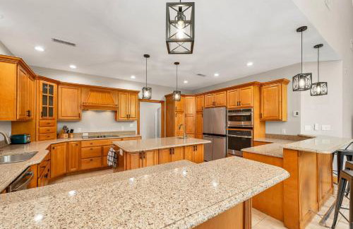 White Mountain Retreat with Theater, Fire Pit, Game Room and River Access - Foto 5