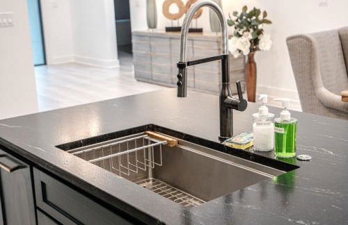 Modern Retreat 10 min-Oaklawn BBQ grill Pavillion Kids playground - Foto 56