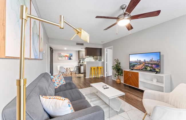 Soco 2BR Corner Suite w Pool King bed Fast Wifi - Photo 24