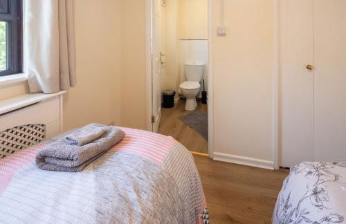 Comfy Chippenham Double Ensuite Home with Large Garden with Parking x 4 - Foto 33