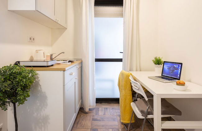 Spacious Studio Near City Center - Foto 13